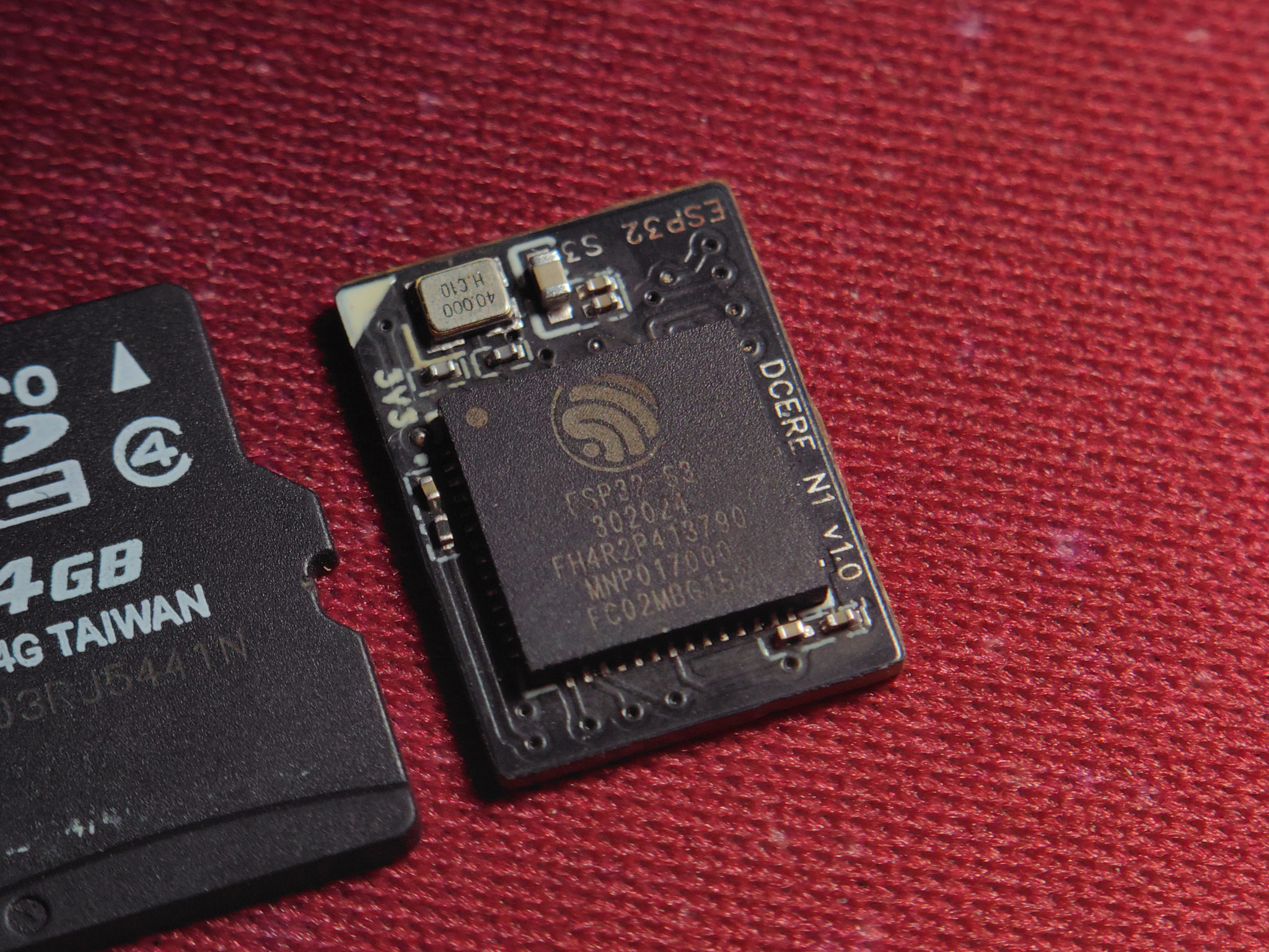 DCERE N1 ESP32-S3 准系统与 TF 卡的实物对比